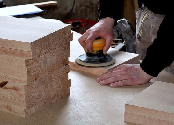 Techniques avancées de ponçage du bois pour des finitions impeccables