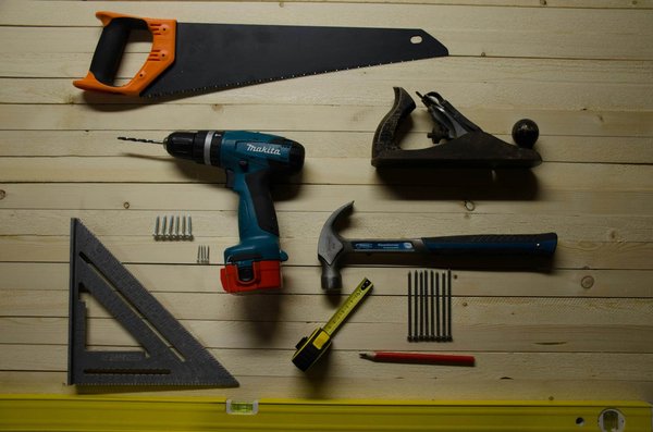 Bien choisir sa perceuse : le guide complet pour les bricoleurs débutants et chevronnés