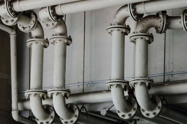 Comment Déboucher une Canalisation : 10 Méthodes Efficaces et Éco-Responsables