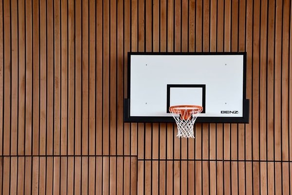 Comment fixer un panier de basket au mur ?